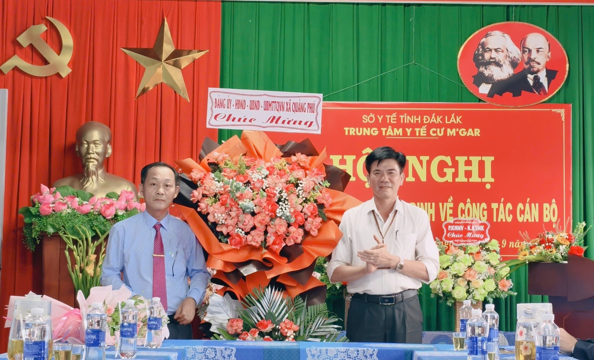 Đồng chí Nguyễn Công Văn – Phó Bí thư Đảng ủy, Chủ tịch UBND xã Quảng Phú tặng hoa chúc mừng